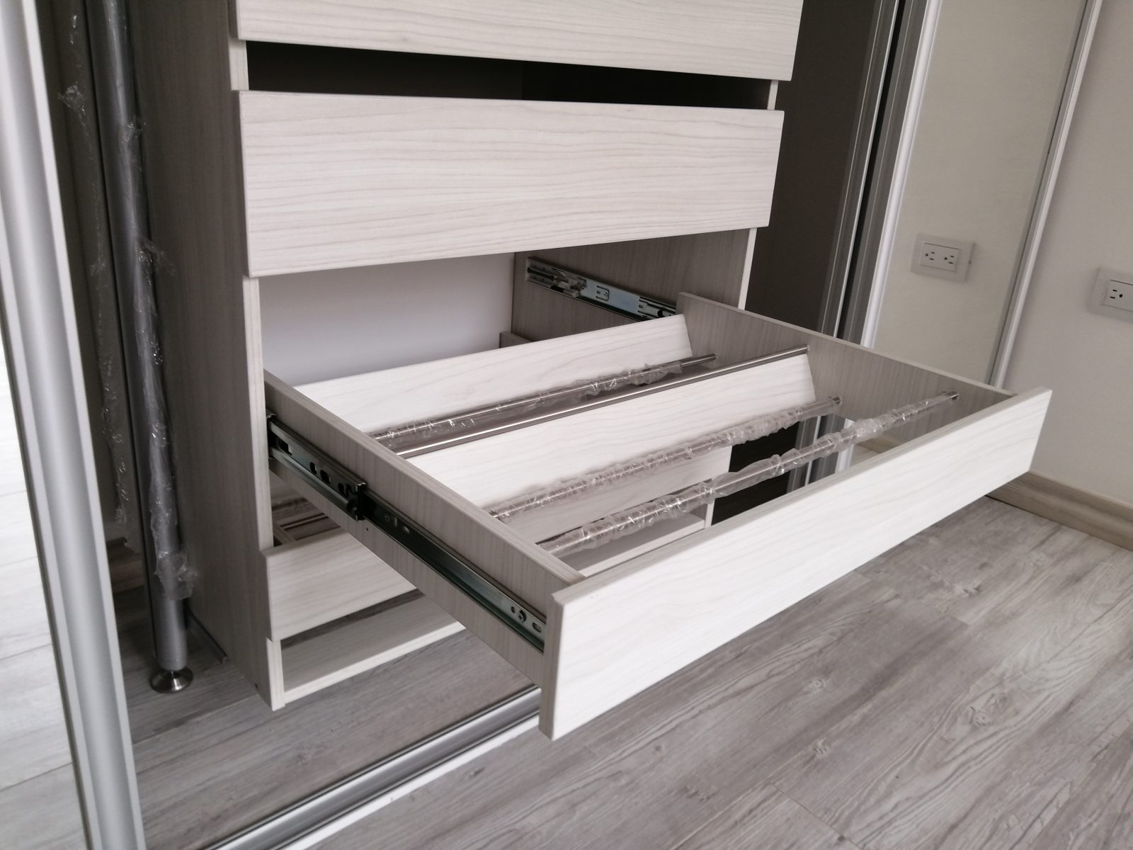 Closet auxiliar con puertas correderas y espejo incrustado