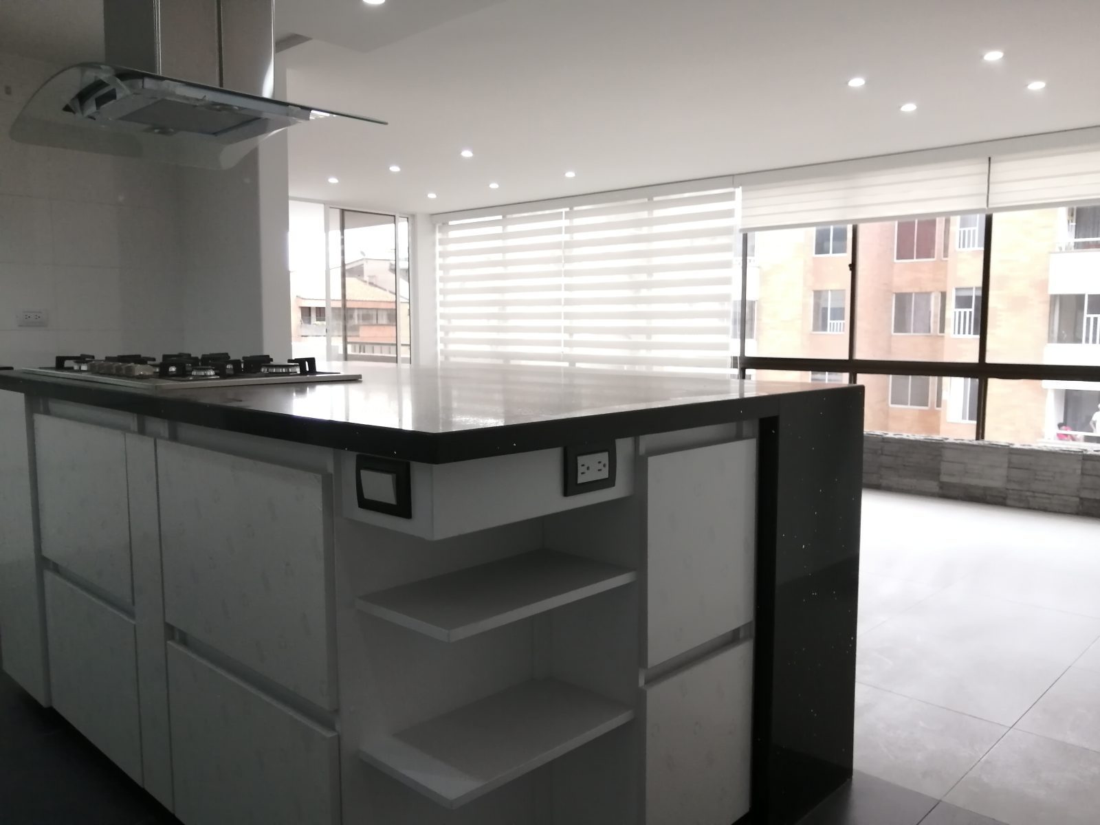 Vista general de la cocina integral con mesón en mármol