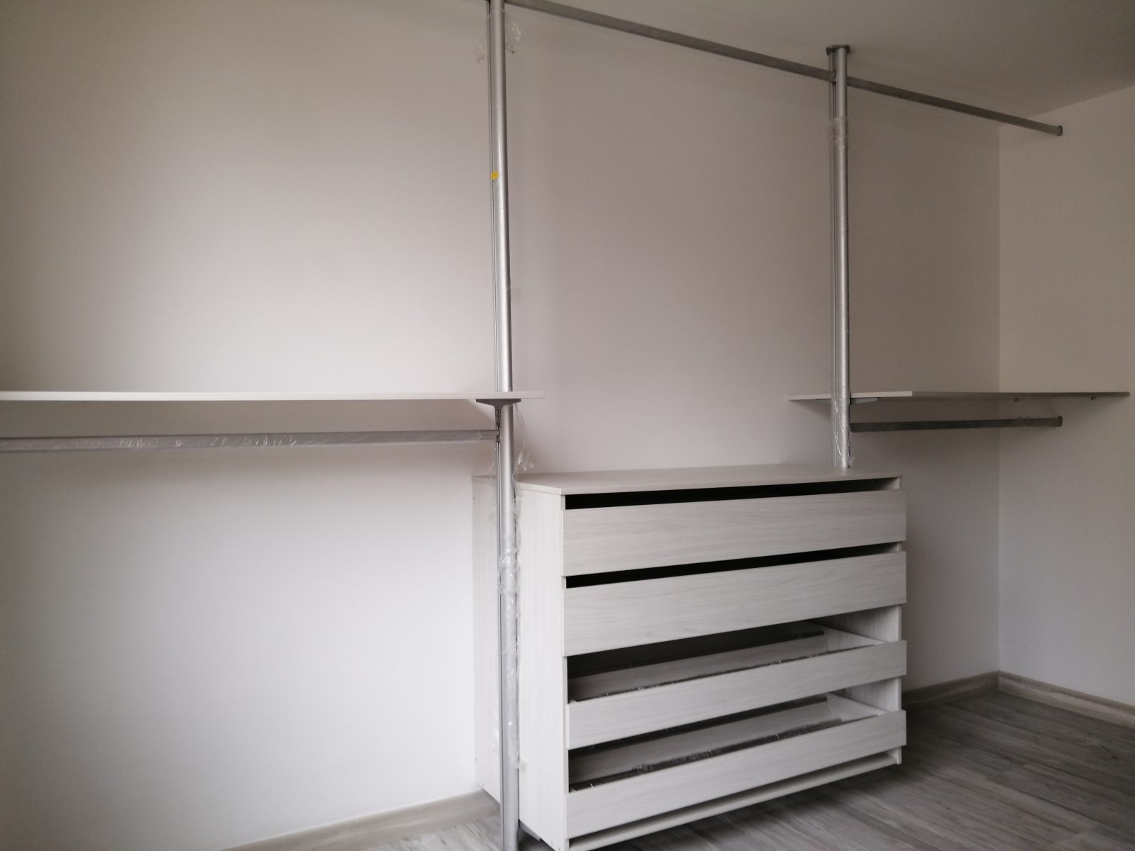 Walk-in closet abierto en la alcoba principal con herrajes en acero inoxidable