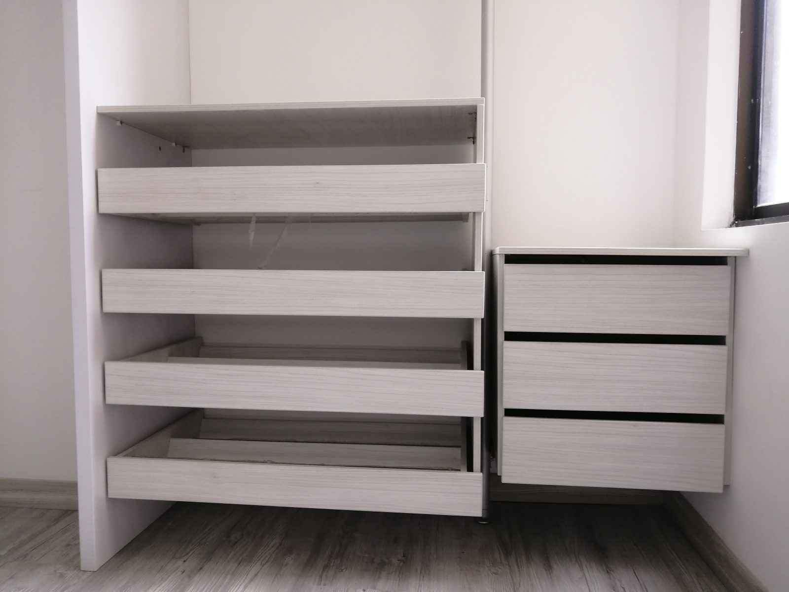 Cajonería en melamínico con cierre lento del walk-in closet