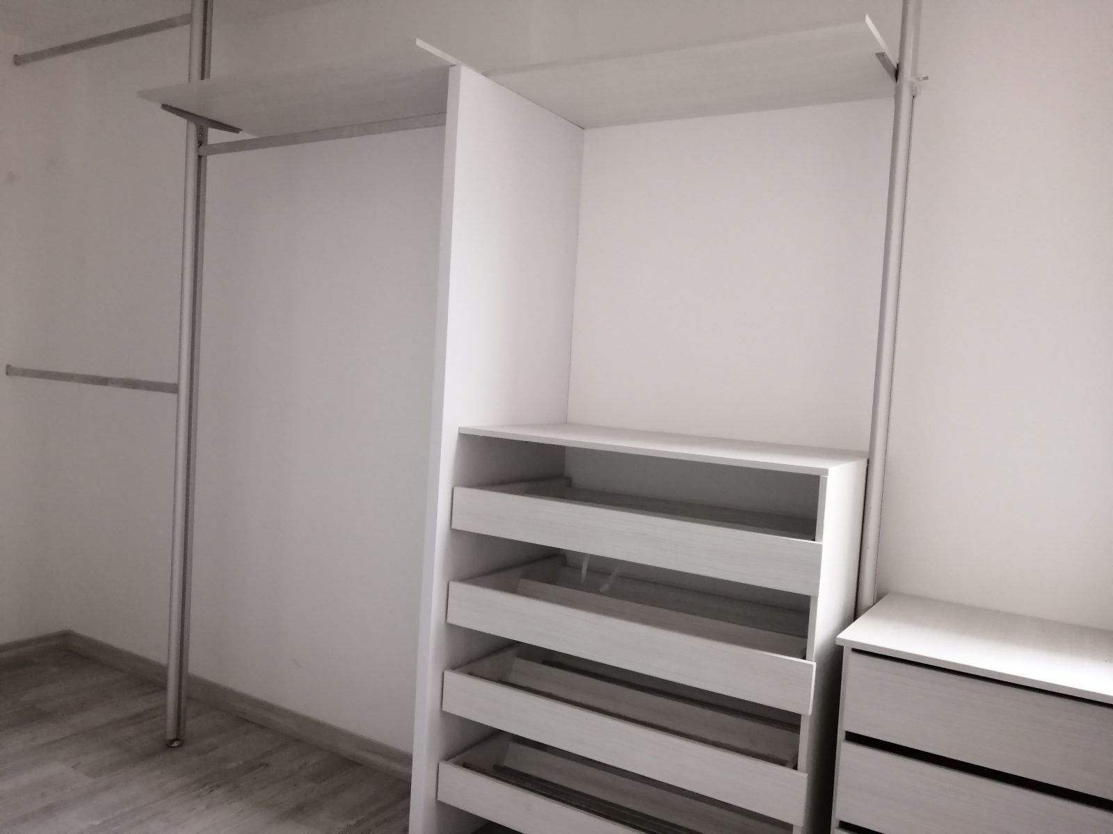 Vista general del walk-in closet abierto de la alcoba principal